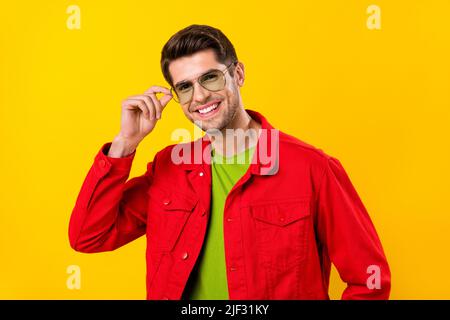 Photo de drôle brunet millennium gars porter rouge chemise verres isolés sur fond jaune Banque D'Images