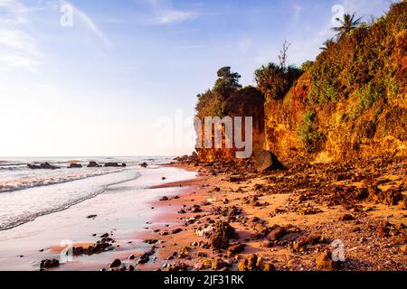 Red Cliff Beach ou Pha Daeng dans la baie d'Ao Thung Sarng, Chumphon, Thaïlande Banque D'Images