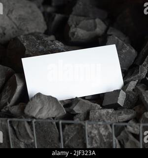 Carte blanche sur les pierres noires du sauna Banque D'Images