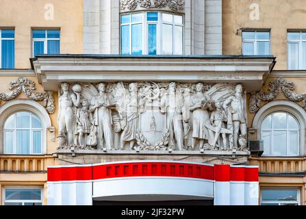 Moscou. Russie. L'hôtel Beijing. Bas-relief sur la façade du bâtiment au-dessus de l'entrée principale. Rue Bolshaya Sadovaya, maison 5 Banque D'Images