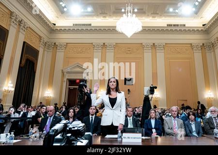 (220629) -- WASHINGTON, 29 juin 2022 (Xinhua) -- Cassidy Hutchinson, un assistant de l'ancien chef d'état-major de la Maison-Blanche Mark Meadows, est vu lors d'une audience publique tenue par le comité spécial de la Chambre des États-Unis enquêtant sur l'émeute de la capitale le 6 janvier 2021 pour témoigner à Washington, DC, aux États-Unis, 28 juin 2022. Un ancien assistant de la Maison-Blanche a témoigné lors d'une audience publique tenue mardi par le comité spécial de la Maison-des-États-Unis enquêtant sur l'émeute de la capitale l'année dernière. (Andrew Harnik/Pool via Xinhua) Banque D'Images