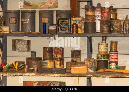 Enkhuizen, pays-Bas. Juin 2022. Magasin de peinture avec boîtes de peinture exposées dans Enkhuizen. Photo de haute qualité. Mise au point sélective. Banque D'Images