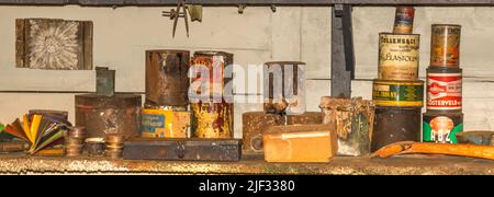 Enkhuizen, pays-Bas. Juin 2022. Magasin de peinture avec boîtes de peinture exposées dans Enkhuizen. Photo de haute qualité. Mise au point sélective. Banque D'Images