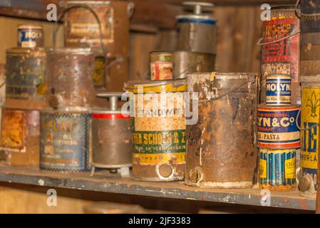 Enkhuizen, pays-Bas. Juin 2022. Magasin de peinture avec boîtes de peinture exposées dans Enkhuizen. Photo de haute qualité. Mise au point sélective. Banque D'Images