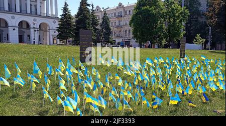 Kiev, Ukraine 23 mai 2022: Drapeaux ukrainiens en soutien des forces militaires de l'Ukraine dans le centre de Kiev pendant la guerre avec la Russie Banque D'Images