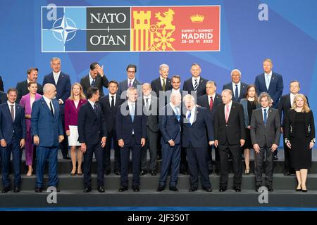 NOUVELLE TRANSMISSION AJOUTANT DE GAUCHE À DROITE (rangée arrière, de gauche à droite) le Premier ministre luxembourgeois Xavier Bettel, le Président du Monténégro Milo Dukanovic, le Premier ministre néerlandais Mark Rutte, le Président de la Macédoine du Nord Stavo Pendarovski, le Premier ministre norvégien Jonas Gahr Store, le Président de la Pologne Andrzej Duda, le Premier ministre portugais Antonio Costa et le Président roumain Klaus Werner Iohannis; (Rangée du centre, de gauche à droite) Premier ministre danois, Mette Frederiksen, Premier ministre estonien, Kaja Kallas, président français Emmanuel Macron, chancelier allemand OLAF Schulz, Premier ministre grec Kyriakos Banque D'Images