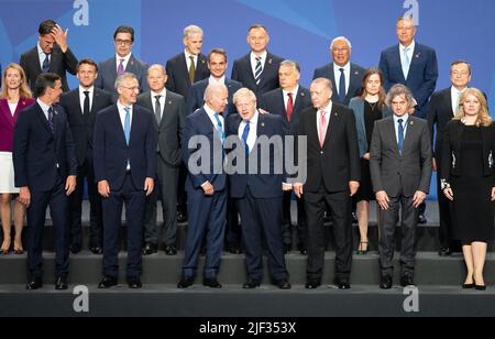 RETRANSMETTANT L'AJOUT DE GAUCHE À DROITE (rangée arrière, de gauche à droite) le Premier ministre des pays-Bas, Mark Rutte, le Président de la Macédoine du Nord, Stevo Pendarovski, le Premier ministre de la Norvège, Jonas Gahr Store, le Président de la Pologne, Andrzej Duda, le Premier ministre portugais, Antonio Costa, et le Président roumain, Werner Klaus Iohannis; (Rangée centrale, de gauche à droite) Premier ministre estonien, Kaja Kallas, président français Emmanuel Macron, chancelier allemand OLAF Schulz, Premier ministre grec Kyriakos Mitsotakis, Premier ministre hongrois Viktor Orban, Premier ministre islandais Katrin Jakobsdottir, Premier ministre italien Mario Banque D'Images