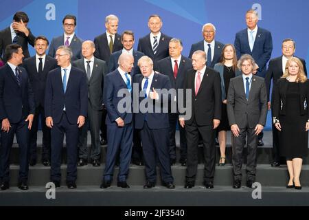 RETRANSMETTANT L'AJOUT DE GAUCHE À DROITE (rangée arrière, de gauche à droite) le Premier ministre des pays-Bas, Mark Rutte, le Président de la Macédoine du Nord, Stevo Pendarovski, le Premier ministre de la Norvège, Jonas Gahr Store, le Président de la Pologne, Andrzej Duda, le Premier ministre portugais, Antonio Costa, et le Président roumain, Werner Klaus Iohannis; (Au centre, de gauche à droite) le président français Emmanuel Macron, le chancelier allemand OLAF Schulz, le Premier ministre grec Kyriakos Mitsotakis, le Premier ministre hongrois Viktor Orban, le Premier ministre islandais Katrin Jakobsdottir, le Premier ministre italien Mario Draghi et (au premier rang, de gauche à droite) S Banque D'Images