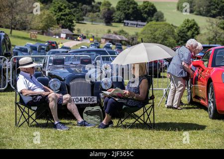 PHOTO:JEFF GILBERT 22nd mai 2022 Henley-on-Thames, Royaume-Uni les passionnés de voitures John et Marnie Kick apprécient le temps chaud assis à côté de leur Morgan +4 Motor ca Banque D'Images