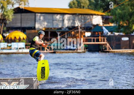 Un athlète d'âge moyen saute d'un tremplin sur une planche à eau lors d'une journée d'été. 06.19.1922. Kiev. Ukraine. Banque D'Images