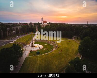 Siauliai, Lituanie - 23rd juin, 2021: Vue panoramique aérienne de Siauliai panorama de la ville en été avec beau coucher de soleil et les gens aiment le concert b Banque D'Images