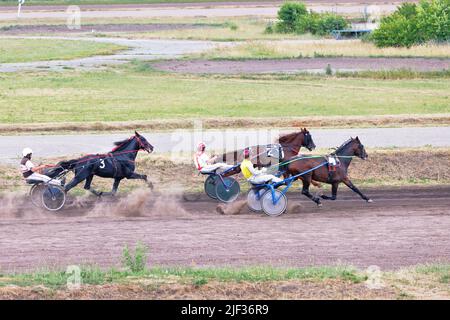 Des jockeys conduisent habilement des chars sur de beaux chevaux gracieux lors d'une course à cheval le jour de l'été. 06.26.2022. Kiev. Ukraine. Banque D'Images