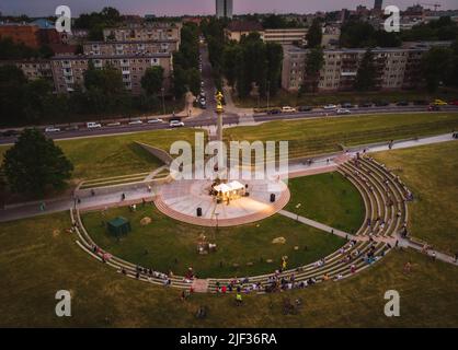 Siauliai, Lituanie - 23rd juin, 2021: Vue aérienne St. Johns festival de mi-été concert dans la ville Siauliai avec des personnes assis dans le soleil à l'écoute li Banque D'Images