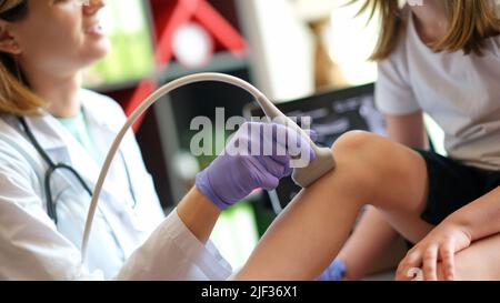 Patient enfant fille avec médecin orthopédique échographie médicale du genou Banque D'Images