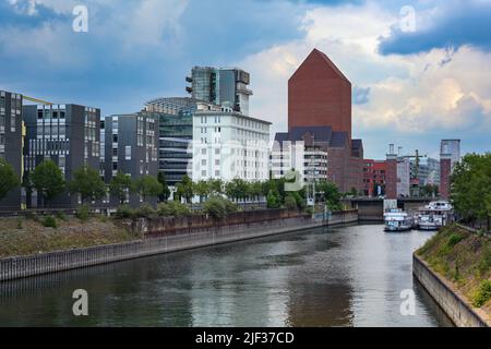 Port intérieur de Duisburg, Allemagne avec les archives de l'Etat de Rhénanie-du-Nord-Westphalie, le monumental bâtiment de la tour de brique rouge sans fenêtres était un f Banque D'Images