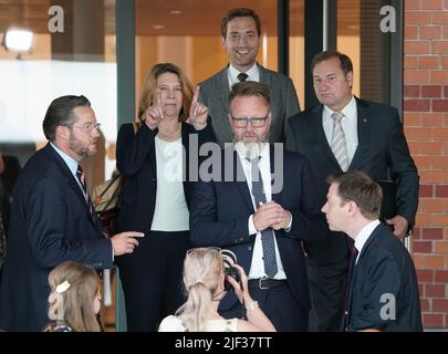 Kiel, Allemagne. 29th juin 2022. Claus Ruhe Madsen (M, aucune affiliation de parti), ministre désigné de l'économie, des transports, du travail, de la technologie et du tourisme, et Kerstin von der Decken (2nd de gauche, CDU), ministre désigné de la Justice et de la Santé, arrivent au Parlement de l'État pour l'élection du président du ministre. Günther a été réélu Ministre Président et dirige une coalition de la CDU et Bündnis 90/Die Grünen dans le Schleswig-Holstein. Credit: Marcus Brandt/dpa/Alay Live News Banque D'Images