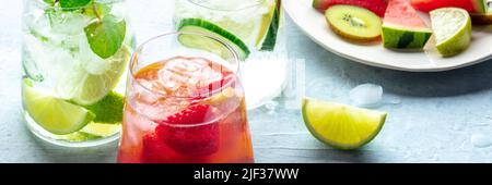 Panorama des cocktails d'été. Boissons froides avec fruits frais. Des queues de mackoutes saines. Limonades d'agrumes, de fraises et de concombres avec citron vert et pastèque Banque D'Images