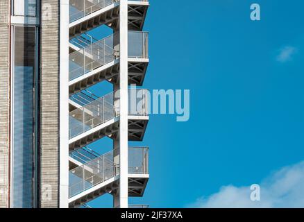 Escalier. Gros plan des escaliers de feu dans un bâtiment moderne. Banque D'Images