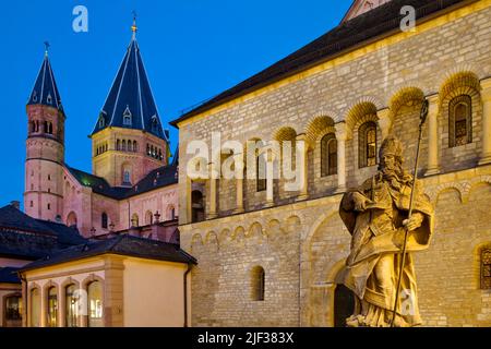 Saint-Boniface devant la chapelle du Gotthard, derrière la cathédrale de Mayence, Allemagne, Rhénanie-Palatinat, Mayence Banque D'Images