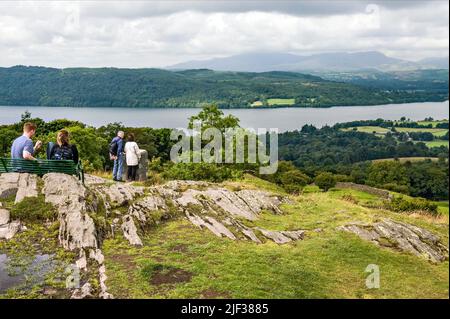 Les marcheurs regardent depuis le point de vue sur Windermere, le plus grand lac d'Angleterre, Royaume-Uni, Angleterre, Cumbria, Parc national de Lake District Banque D'Images