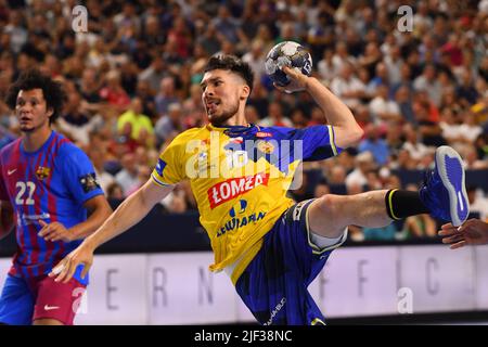 COLOGNE, ALLEMAGNE - 19 JUIN 2022 : 10 Alex Dujshebaev (c). EHF FINAL4 hommes Barca - Lomza vive Kielce Banque D'Images