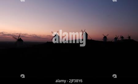 Vue aérienne de sept moulins à vent avec un château à Consuegra. Don Quichotte. Espagne Banque D'Images