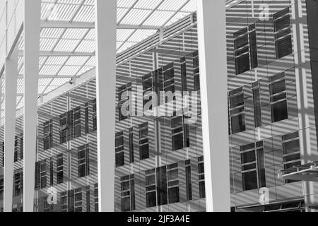 Le bâtiment Quadrant de Milton Keynes, Buckinghamshire, Royaume-Uni en juin - noir et blanc monochrome monochrome monochrome noir et blanc noir et blanc Banque D'Images