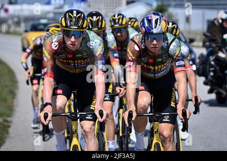 Copenhague, Danemark, 29 juin 2022. Le Belge Nathan Van Hooydonck de Jumbo-Visma et le Belge Wout Van Aert de Team Jumbo-Visma photographiés en action lors des préparatifs de l'édition 109th de la course cycliste Tour de France, à Copenhague, Danemark, le mercredi 29 juin 2022. Le Tour de France de cette année a lieu du 01 au 24 juillet 2022 et commence par trois étapes au Danemark. BELGA PHOTO DAVID STOCKMAN Banque D'Images