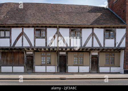 Tewkesbury, Royaume-Uni, mai 2022 - anciens chalets de pelouse à pans de bois datant de 1410, dans la ville de marché de Tewkesbury à Gloucestershire, Angleterre, Royaume-Uni Banque D'Images