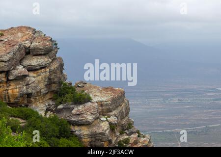 Sur le col de VanRhyn près de Nieuwoudtville, dans le Cap Nord de l'Afrique du Sud, formation rocheuse au premier plan Banque D'Images