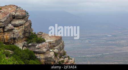 En regardant depuis le col de Vanrhyns près de Nieuwoudtville en Afrique du Sud avec des rochers dans la forground sur le côté gauche Banque D'Images