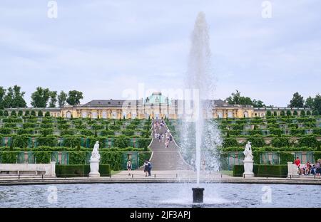 Potsdam, Allemagne. 29th juin 2022. Les gens visitent le palais de Sanssouci. Credit: Annette Riedl/dpa/Alay Live News Banque D'Images