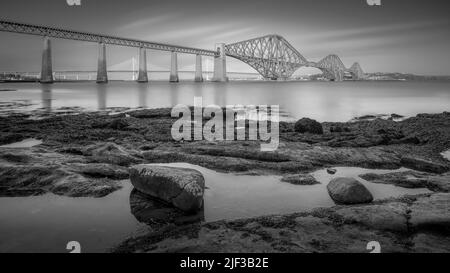 Une photographie en exposition prolongée du Forth Bridge en Écosse, au Royaume-Uni Banque D'Images