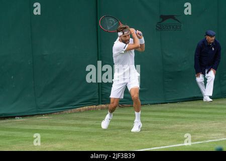Wimbledon, Royaume-Uni, 28 juin 2022 : le joueur de tennis britannique Liam Broady en action sur le court 17 aux championnats de tennis de Wimbledon. Le joueur né à Stockport, âgé de 28 ans, a battu Lukas Klein en 5 pour participer au premier tour du tournoi. Anna Watson/Alay Live News Banque D'Images