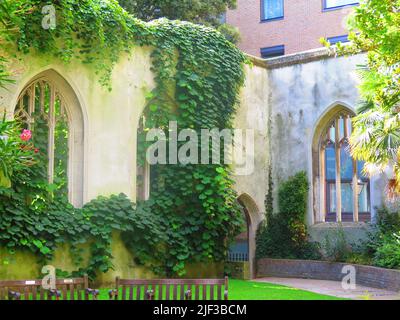 Ancien château abandonné à Londres, Angleterre, Royaume-Uni. Londres ville lieux cachés. Saint-Dunstan dans le jardin de l'église est Banque D'Images