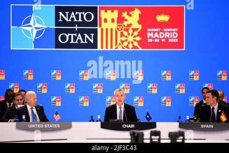 Madrid, Espagne, 29 juin 2022. Le Secrétaire général de l'OTAN, M. Jens Stoltenberg (C), flanqué du Premier ministre espagnol, M. Pedro Sanchez (R), et du Président américain, M. Joe Biden (L), ouvre la première séance plénière du sommet de l'OTAN au centre des congrès d'Ifema, à Madrid (Espagne), sur 29 juin 2022. Photo de Bertrand Guay/Pool/ABACAPRESS.COM Banque D'Images