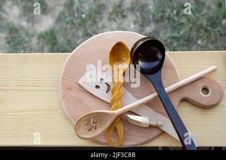 Plusieurs cuillères à bois différentes sur une planche à découper en bois Banque D'Images