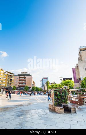 Pristina, Kosovo - juin 2022 : vue sur la rue du centre-ville de Pristina dans le centre. Paysage urbain de la zone centrale de Pristina, capitale du Kosovo. Banque D'Images