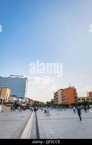 Pristina, Kosovo - juin 2022 : vue sur la rue du centre-ville de Pristina dans le centre. Paysage urbain de la zone centrale de Pristina, capitale du Kosovo. Banque D'Images