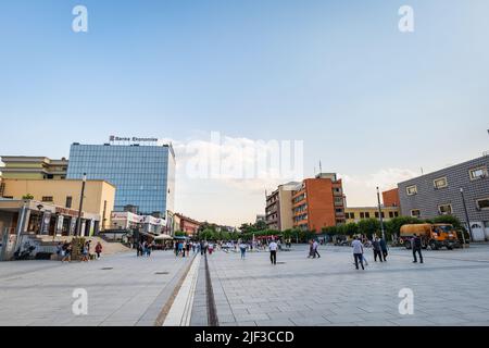 Pristina, Kosovo - juin 2022 : vue sur la rue du centre-ville de Pristina dans le centre. Paysage urbain de la zone centrale de Pristina, capitale du Kosovo. Banque D'Images