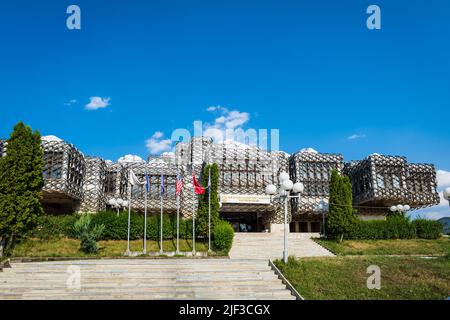 Pristina, Kosovo - juin 2022 - Bibliothèque nationale du Kosovo à Pristina. La bibliothèque est l'un des sites les plus célèbres de Pristina, au Kosovo Banque D'Images