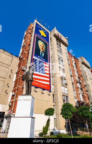 Pristina, Kosovo - juin 2022 : bannière et statue de Bill Clinton dans le centre-ville de Pristina, Kosovo. Une vue célèbre en raison de son histoire à Pristina, au Kosovo Banque D'Images