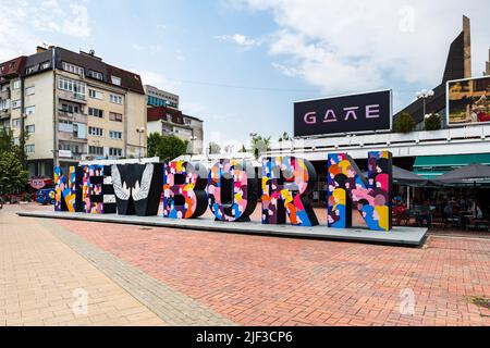 Pristina, Kosovo - juin 2022 : le monument du nouveau-né, un point de repère à Pristina, Kosovo. Il a été dévoilé le jour de la déclaration d'indépendance de la République Banque D'Images