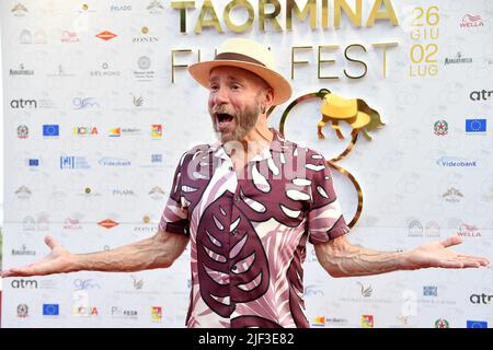Taormina, Italie. 28th juin 2022. Taormina Messina, Italie, 28 juin 2022, 68th Taormina film Fest. Dans la photo: Le musicien et acteur italien Mario Venuti arrive pour la première de 'Qualcosa brucia ancora' dans le cadre du Festival annuel du film de Taormina 68th. Crédit : Agence photo indépendante/Alamy Live News Banque D'Images
