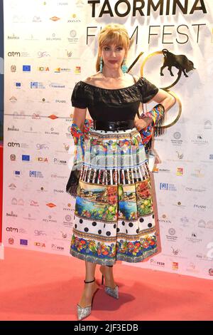 Taormina, Italie. 28th juin 2022. Taormina Messina, Italie, 28 juin 2022, 68th Taormina film Fest. Dans le pic: Milly Carlucci assiste au tapis rouge du festival du film de Taormina. Crédit : Agence photo indépendante/Alamy Live News Banque D'Images