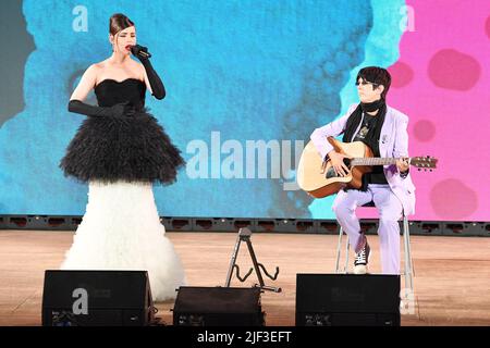 Taormina, Italie. 28th juin 2022. Taormina Messina, Italie, 28 juin 2022, 68th Taormina film Fest. Dans le cadre de la photo : Sofia Carson et Diane Warren se sont performances au Teatro Antico dans le cadre du festival annuel du film de Taormina 68th. Crédit : Agence photo indépendante/Alamy Live News Banque D'Images