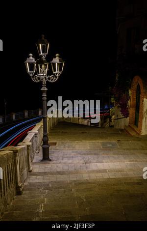 Lampe de rue sur les marches de pierre la nuit sur la côte amalfitaine Banque D'Images