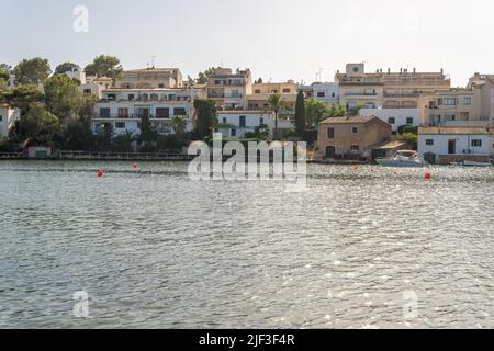 Portopetro, Espagne; juin 25 2022: Vue générale du club de yacht royal de Portopetro au coucher du soleil par une belle journée d'été. Île de Majorque, Espagne Banque D'Images