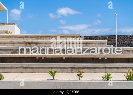 Architecture moderne et panneau indiquant Marina Lanzarote à Arrecife, capitale de Lanzarote, îles Canaries, Espagne Banque D'Images