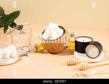 Kit pour bougies de cire de noix de coco naturelles maison écologique, mèche, parfum, huile aromatique. Bougie faire des ustensiles.bricolage branché bougies à la santé sur le dos beige Banque D'Images